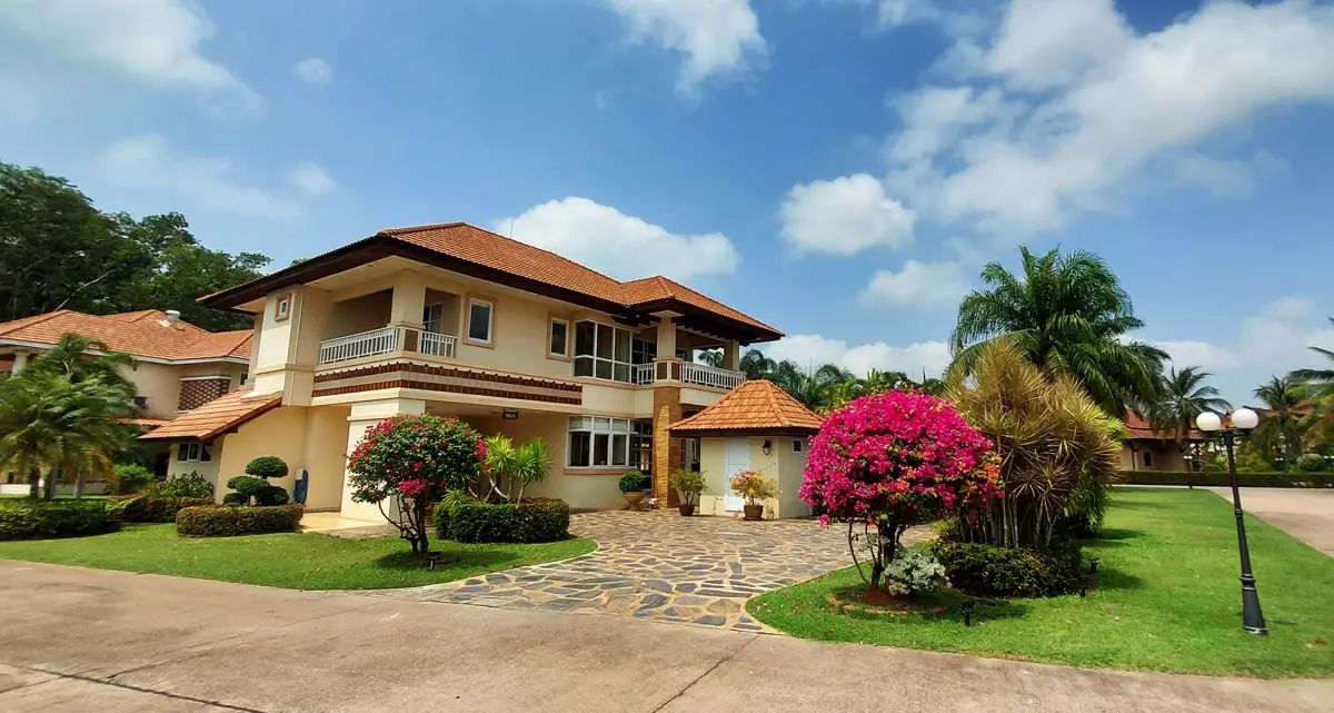 Large villa on large plot with pool and "sala" in Blue Mango in Mae Phim, Rayong - House - Mae Phim - Blue Mango. Residence