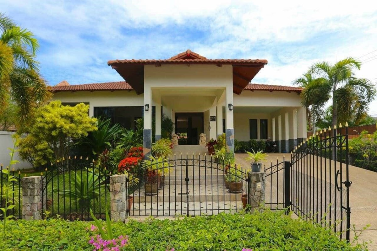 3 bed room house in Paradise Villa 1 - House -  - 