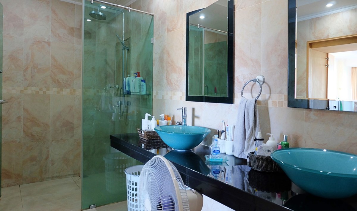 bathroom bathroom
