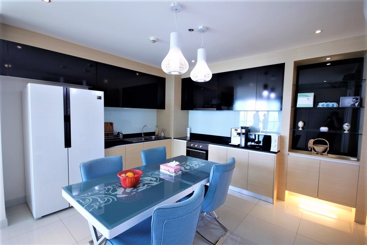 diningkitchen diningkitchen